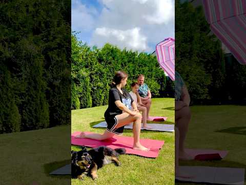 Poranne rozciąganie z pieskami 🐕 lepsze niż zebranko świadków Jehowy 😏 #stretching #morningroutine